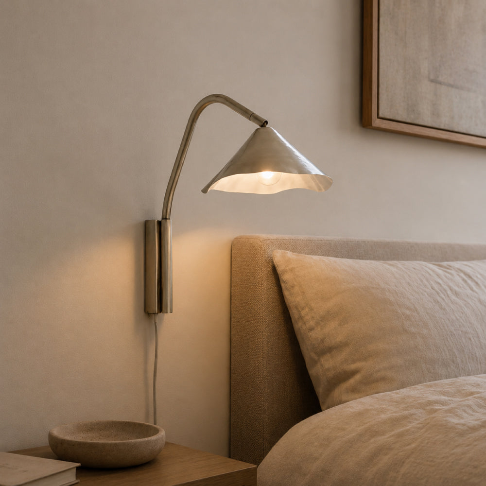 Antique Metal Wall Light II – Classic Design with Curved Arm