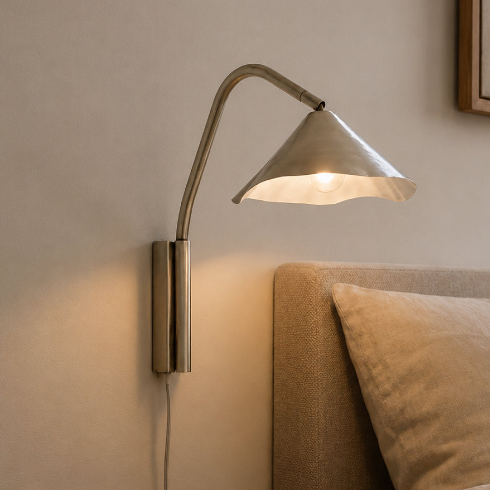 Antique Metal Wall Light II – Classic Design with Curved Arm