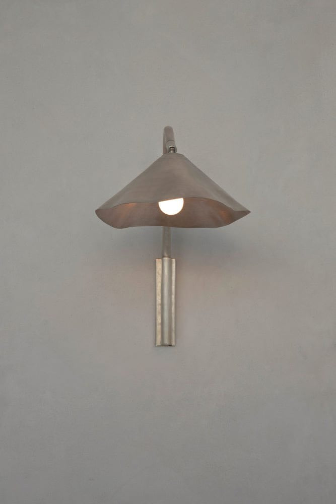 Antique Metal Wall Light II – Classic Design with Curved Arm