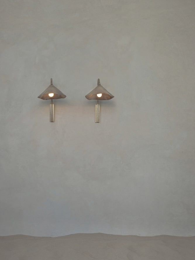 Antique Metal Wall Light II – Classic Design with Curved Arm