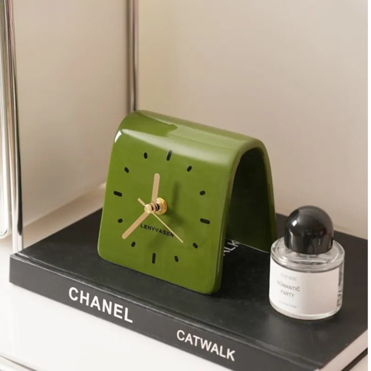 Ceramic Desk Clock – Minimalist Design with Silent Sweep Hands