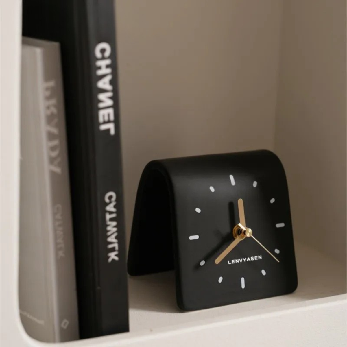 Ceramic Desk Clock – Minimalist Design with Silent Sweep Hands