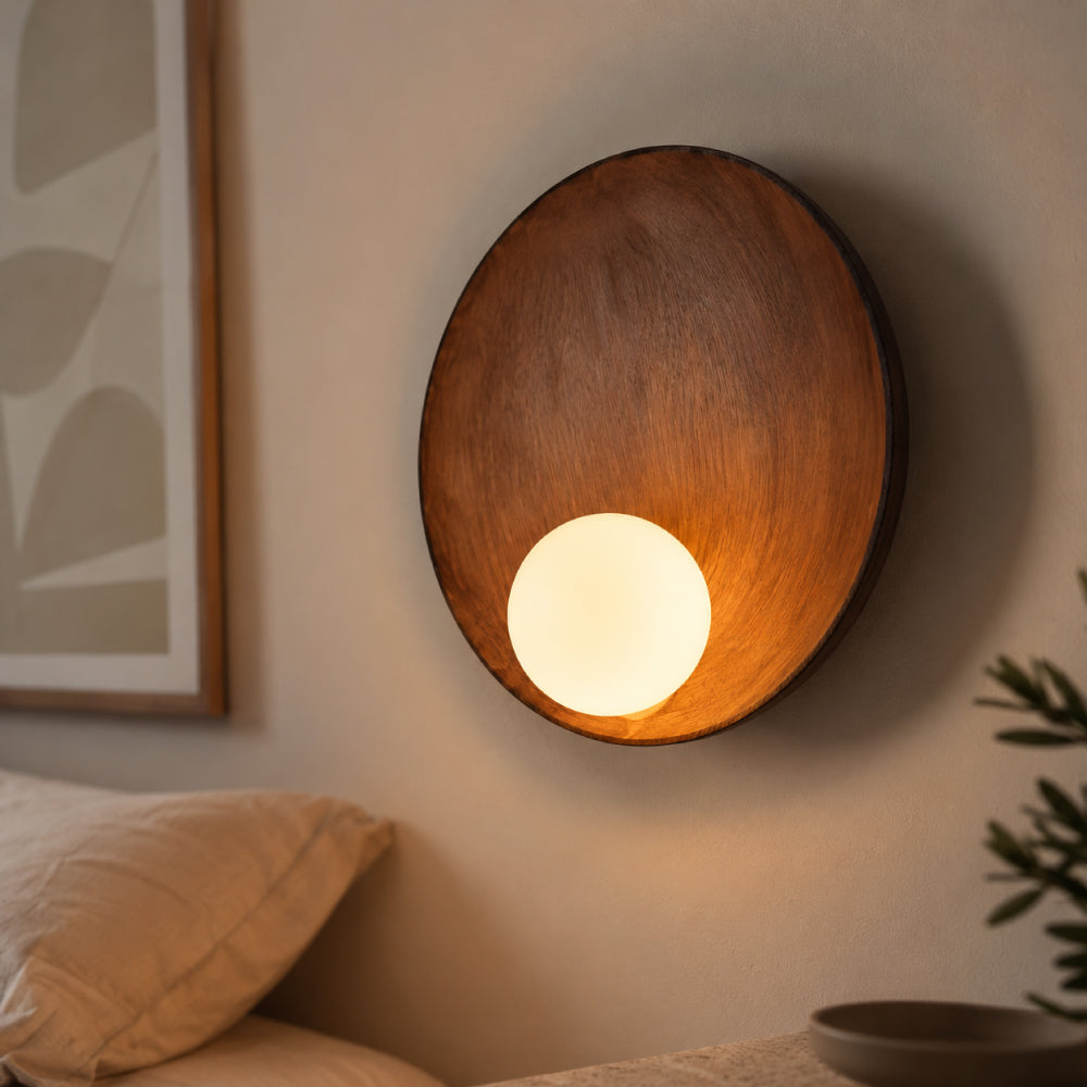Minimalist Iron and Resin Wall Light – Modern Design