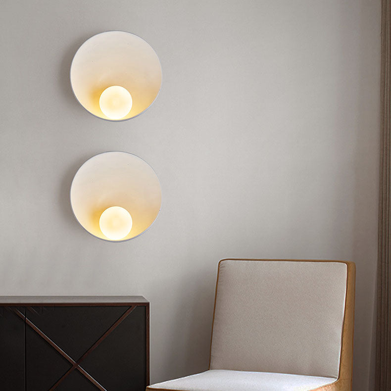 Minimalist Iron and Resin Wall Light – Modern Design