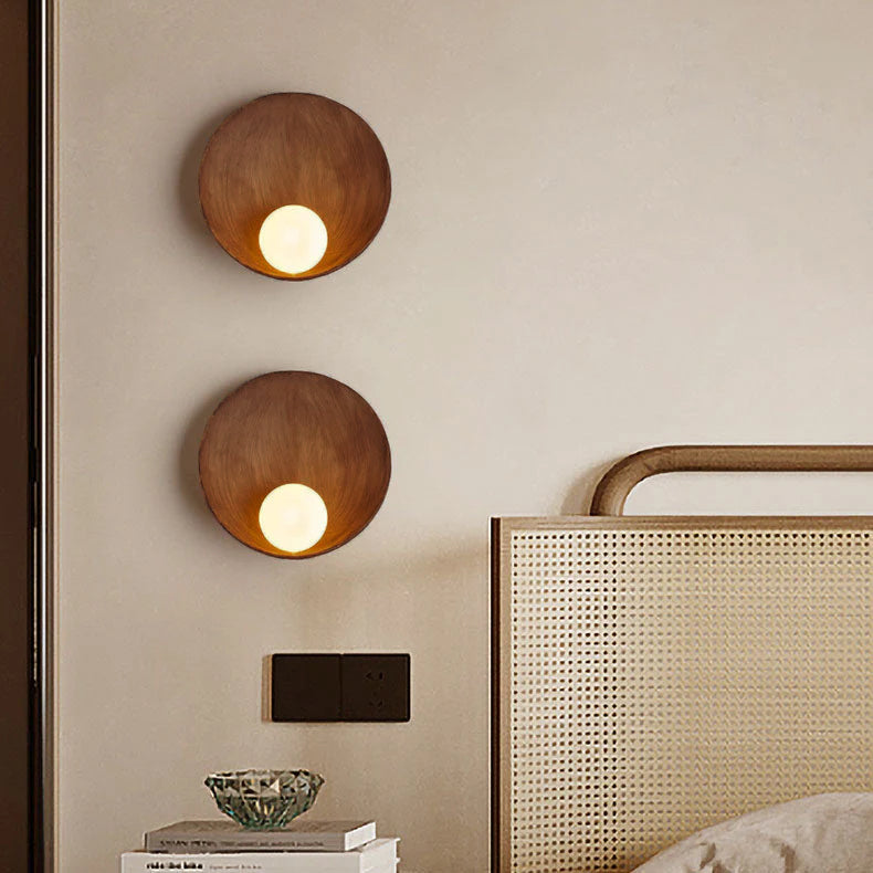 Minimalist Iron and Resin Wall Light – Modern Design