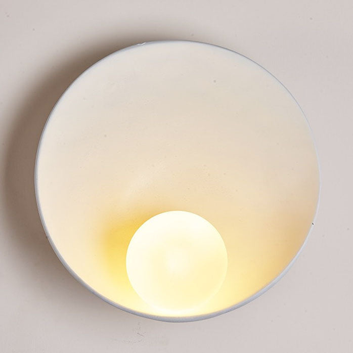 Minimalist Iron and Resin Wall Light – Modern Design