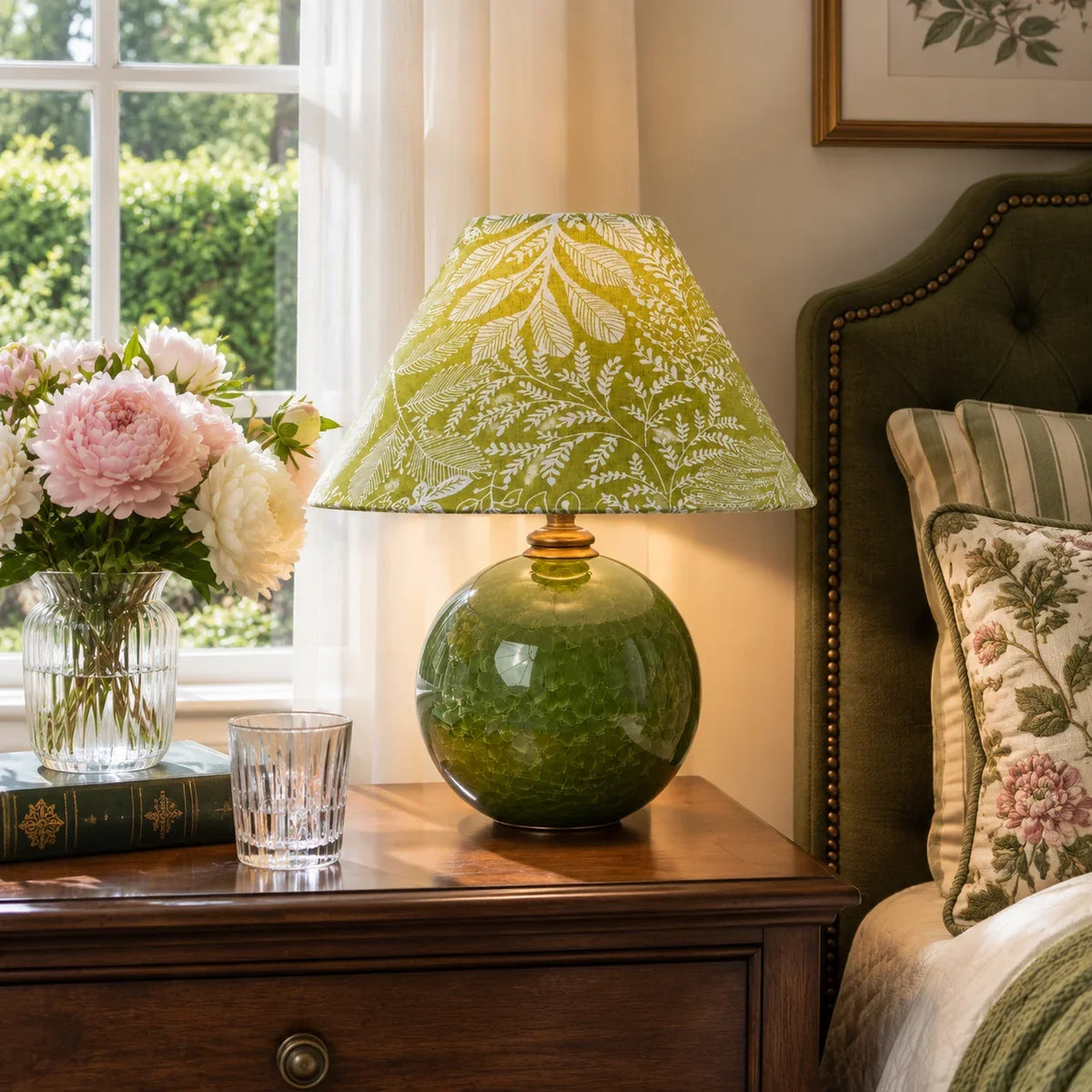 Vintage Table Lamp with Green Fabric Shade and Ceramic Base – Soft Light for Interiors